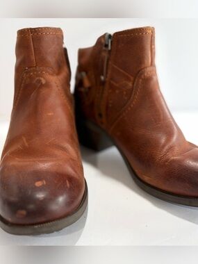 Teva “Foxy” Distressed Brown Western Ankle Booties Boots